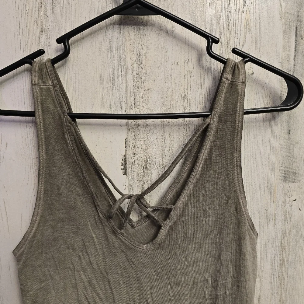 AEO Sleeveless V-Neck Tank Top with Criss-Cross Front Detail in Gray Small - Picture 2 of 8